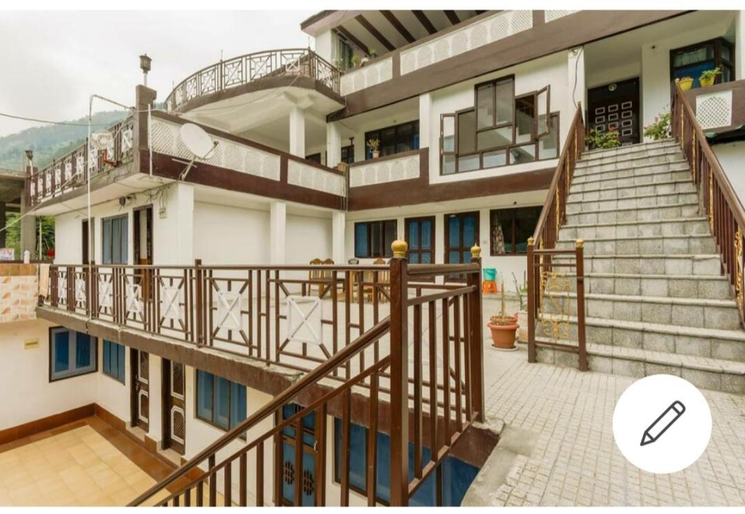Tirthan Crest Homestay Banjar Ngoại thất bức ảnh