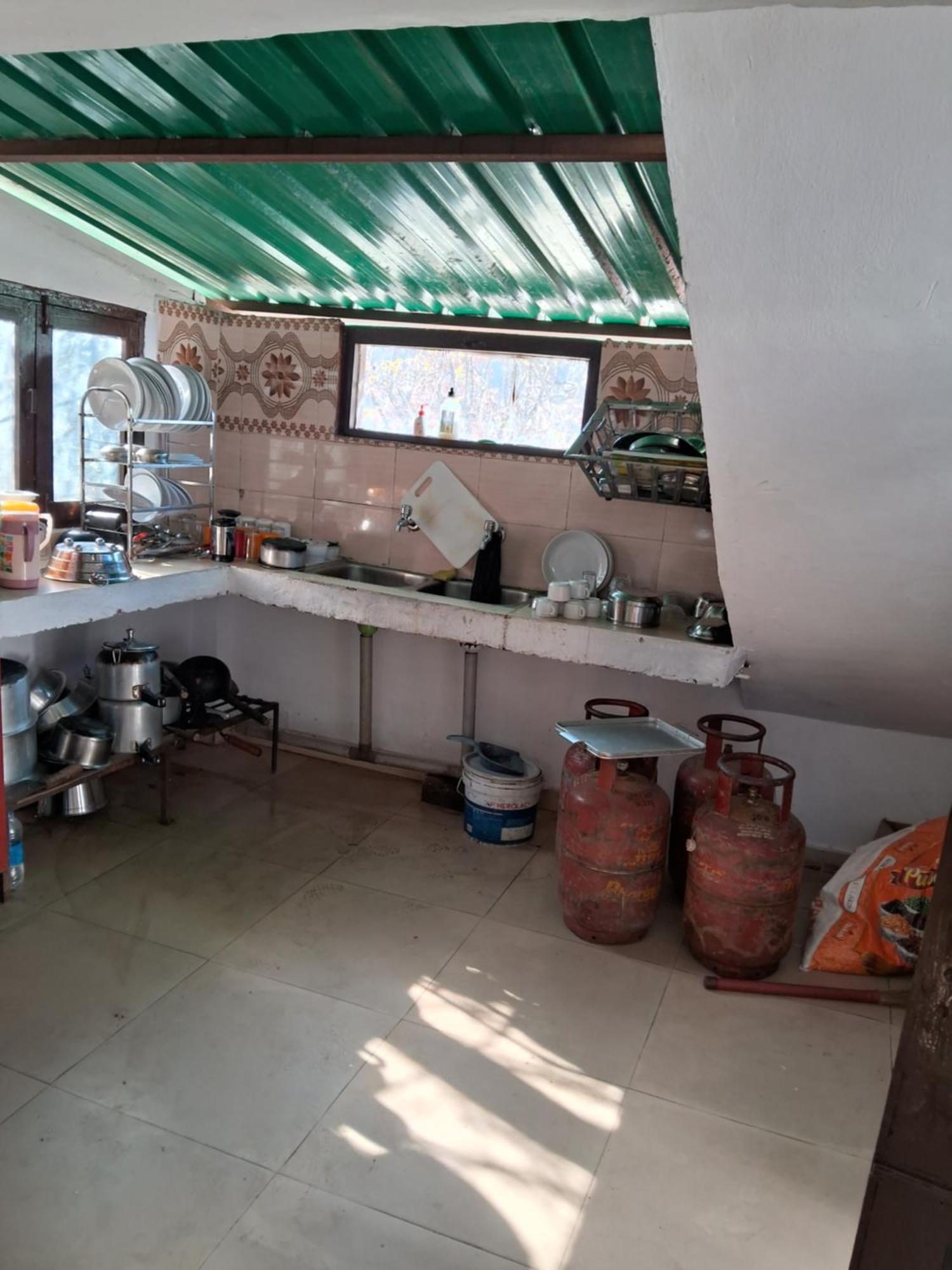 Tirthan Crest Homestay Banjar Ngoại thất bức ảnh